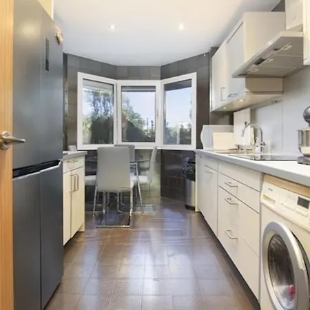 Apartment 3 Bed Embrujo De Banus, 4 Min Walk To Beach! *