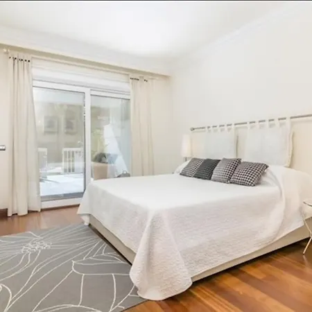 3 Bed Embrujo De Banus, 4 Min Walk To Beach! Apartment