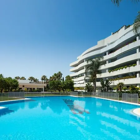 3 Bed Embrujo De Banus, 4 Min Walk To Beach! Apartment *