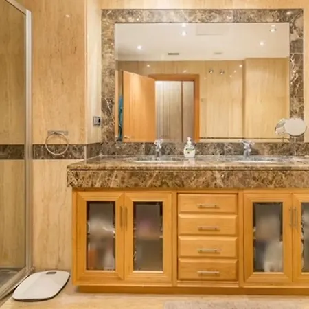 3 Bed Embrujo De Banus, 4 Min Walk To Beach! شقة